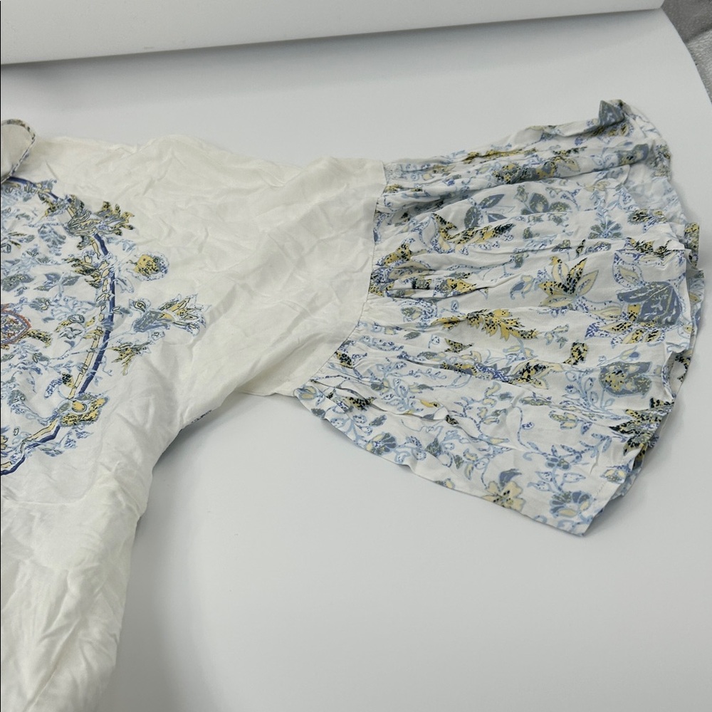 Elegant Blue and White Patterned Blouse - Picture 14 of 16